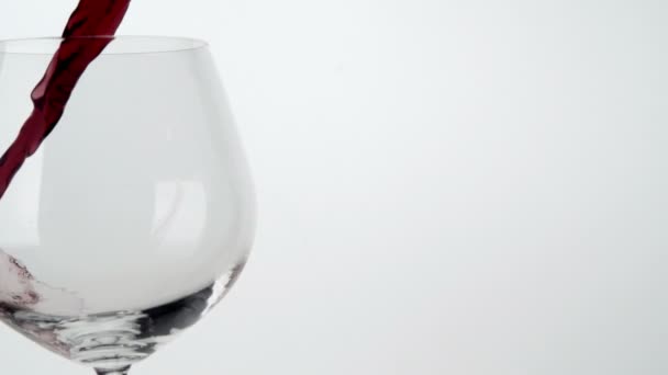 Vino vertido en vaso — Vídeos de Stock