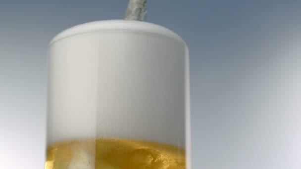 Espumas de cerveja sobre vidro — Vídeo de Stock