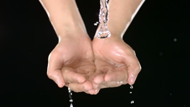 Wasser ergießt sich in Hände — Stockvideo