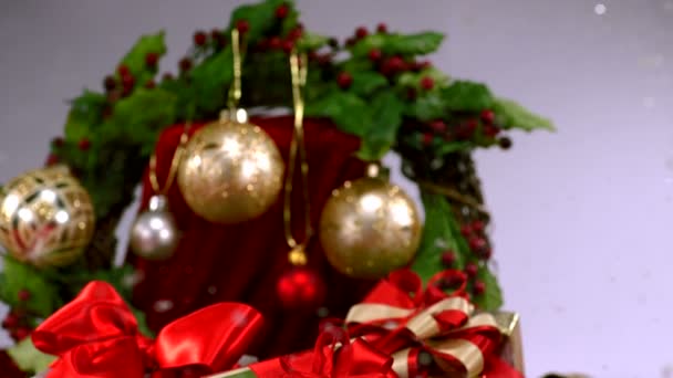 Cadeaux enveloppés sous décorations — Video