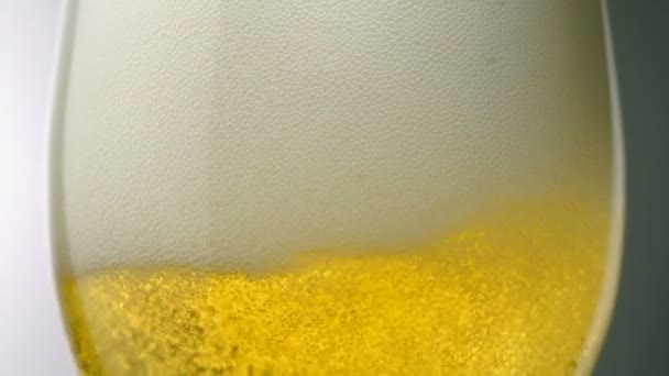 Burbujas de cerveza en vidrio — Vídeos de Stock