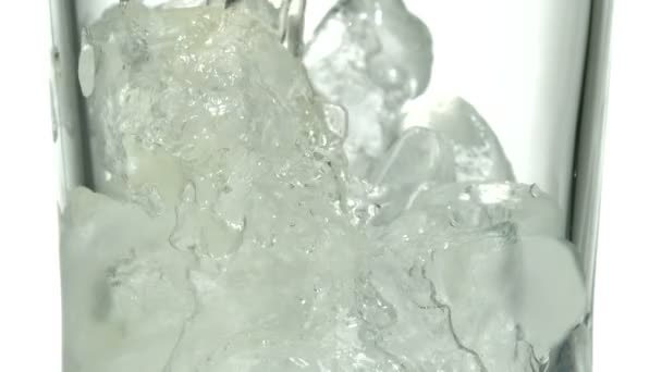 Ginger ale wordt gegoten in een glas — Stockvideo