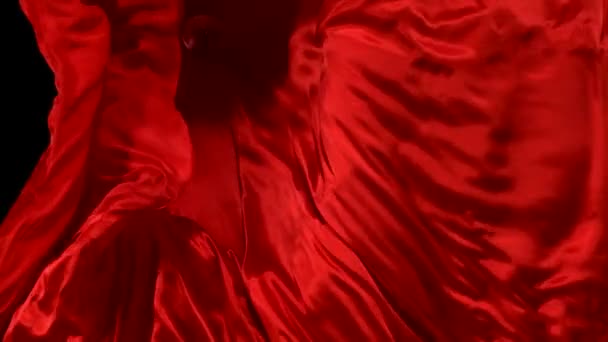 Boule de verre tombant sur tissu 