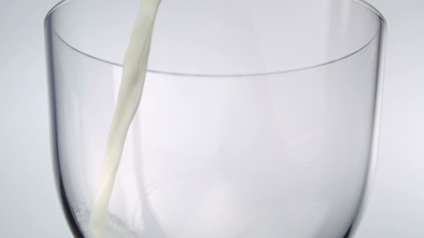 Melk gegoten in glas — Stockvideo