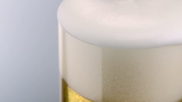 Espumas de cerveja sobre vidro — Vídeo de Stock