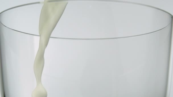 Latte versato nel bicchiere — Video Stock