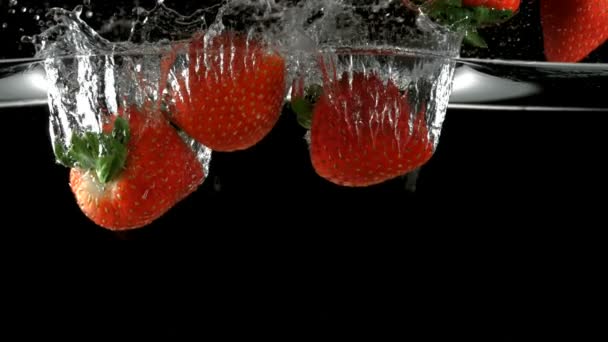 通过水的草莓 — 图库视频影像
