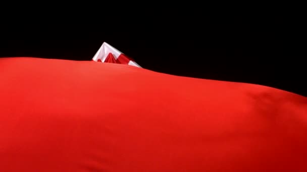 Fließender roter Vorhang mit Geschenken — Stockvideo