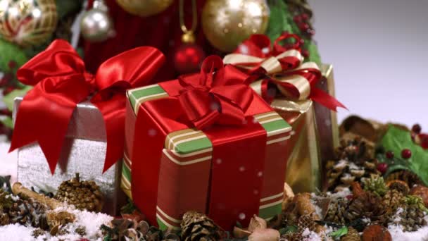 Cadeaux enveloppés sous décorations — Video