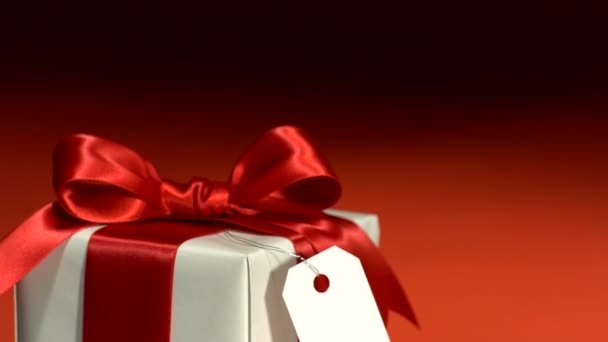 Light shines on wrapped gift — Stock Video
