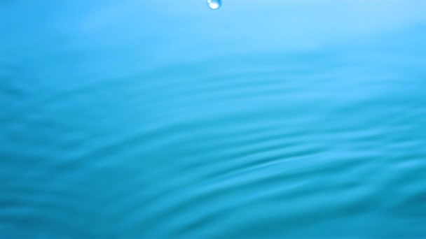 Gota golpeando agua — Vídeos de Stock