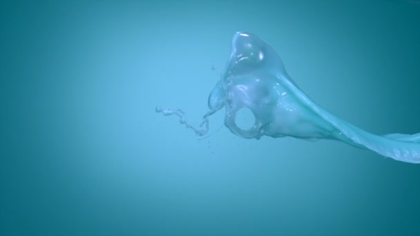 Milchig blaue Flüssigkeit spritzt in die Luft — Stockvideo