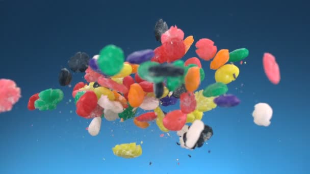 Конфеты бросают в воздух — стоковое видео
