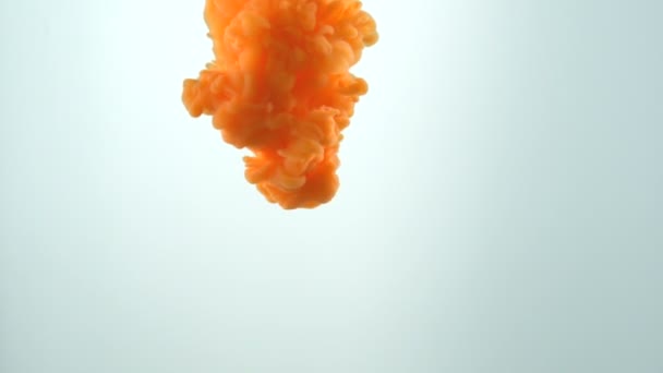 Oranje inkt in water — Stockvideo