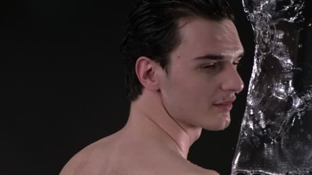 Spruzzi d'acqua che colpiscono sul viso dell'uomo — Video Stock