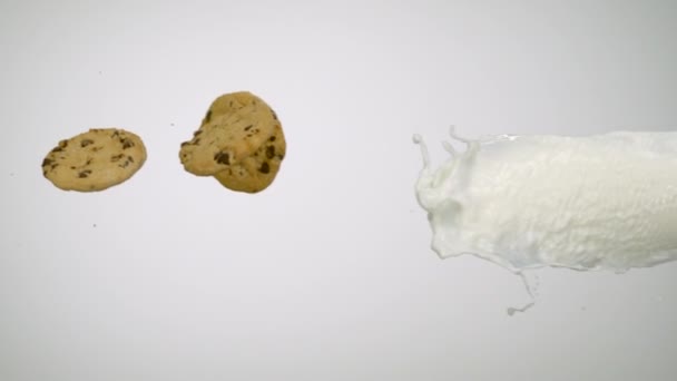 Salpicadura de leche y galletas — Vídeo de stock