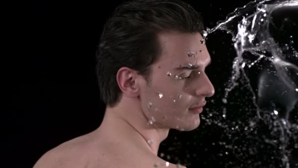 Water splash raken op iemands gezicht — Stockvideo