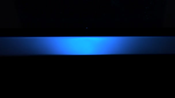 Wasser plätschert mit blauem Licht — Stockvideo