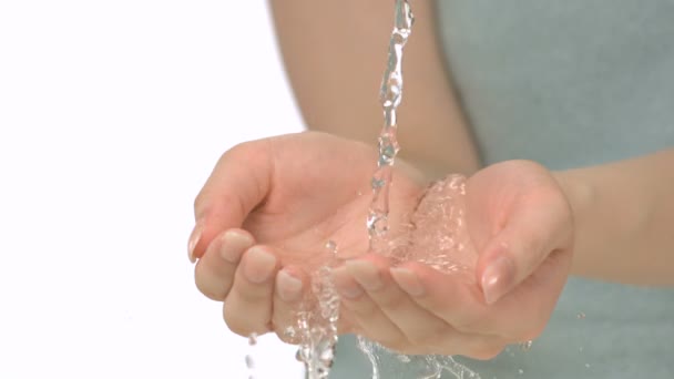 L'eau coulant dans les mains de la femme — Video