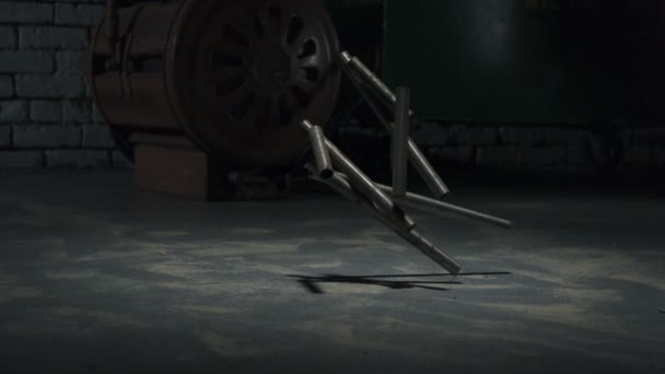 床の上にスロー鋼棒 — ストック動画