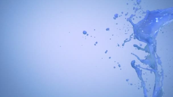 Брызги молочно-голубой жидкости в воздухе — стоковое видео