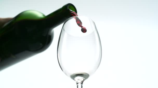 Vino rosso versato nel bicchiere — Video Stock