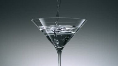 Martini bardağına kokteyl dökme
