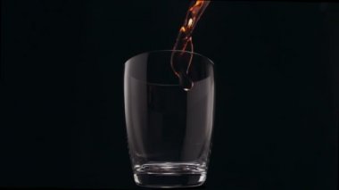 Kırmızı su bardağına dökme