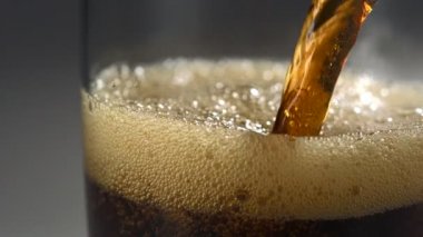 İçecek cam içine dökme