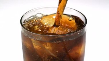 İçecek cam içine dökme