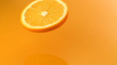 Portakal suyu içine düşen dilimlenmiş portakal