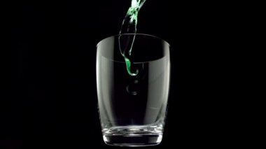Yeşil su bardağına dökme