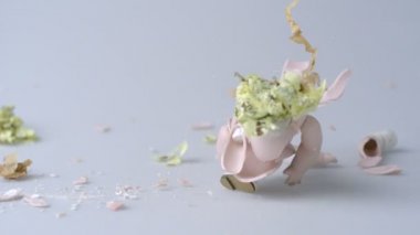 Ezilmiş porselen bebek