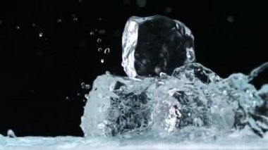 Su sıçramasına karşı buz küpleri