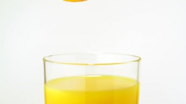 Bardağa portakal suyu dök.