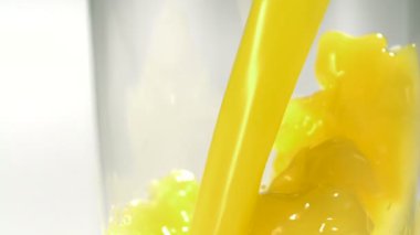 Bardağa portakal suyu dök.