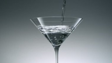 Martini bardağına kokteyl dökme