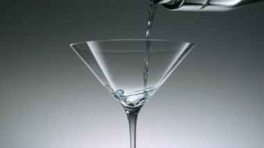 Martini bardağına kokteyl dökme