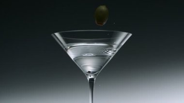 Martini cam düşen zeytin