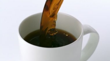 Kahve fincan içine dökme