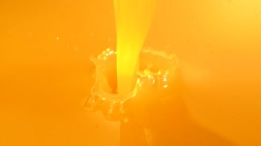 portakal suyu dökerek