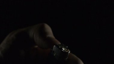 Çakmakta bir ateş yak