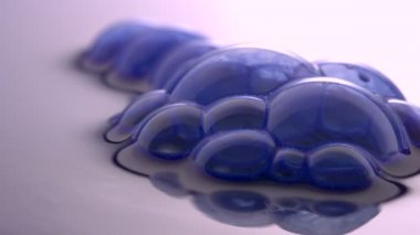 Su yüzey haşhaş üzerinde mavi balonlar