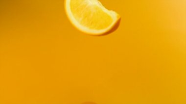 Portakal suyu içine düşen dilimlenmiş portakal