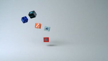 Dices harf ve rakam ile düşüyor