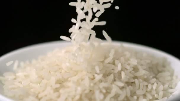 Reis in Teller gießen — Stockvideo