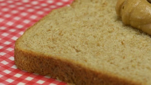 Mantequilla de cacahuete y pan — Vídeo de stock