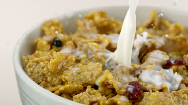 Verter leche sobre los cereales — Vídeo de stock