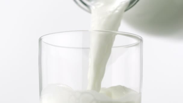 Milch ins Glas gießen — Stockvideo