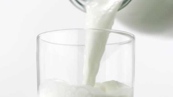 Verter leche en un vaso — Vídeos de Stock